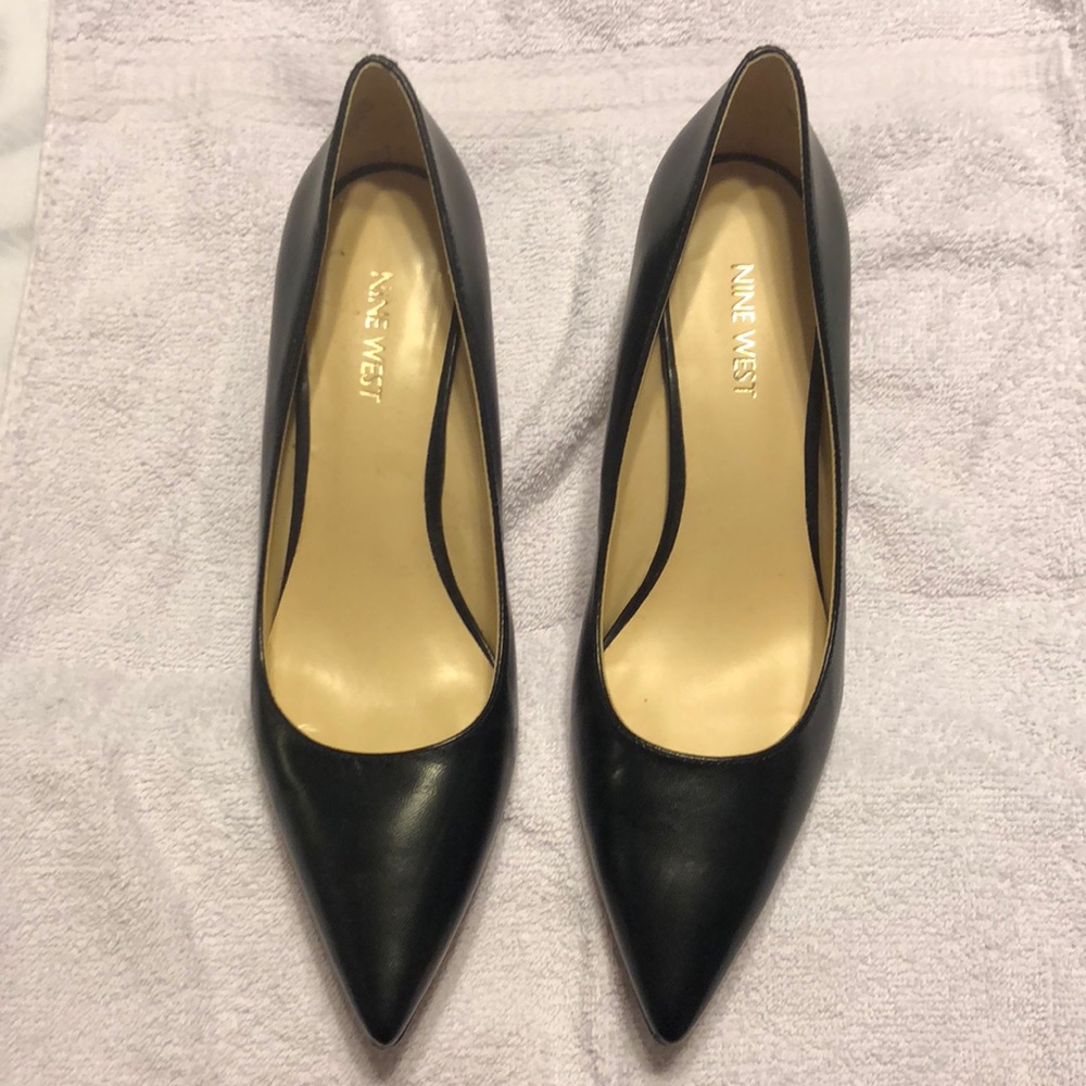 WORN ONCE! Black Nine West kitten heel pimp